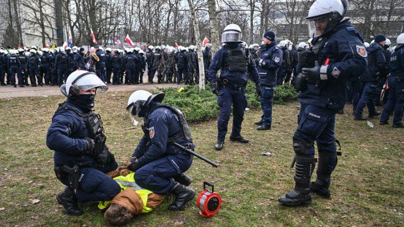 Grande protesta degli agricoltori a Polonia: la polizia ha lanciato pietre sul selciato, ci sono stati fermati e feriti