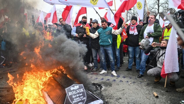 Grande protesta dei contadini in Polonia: la polizia è stata lanciata con pietre del selciato, ci sono detenuti e feriti 