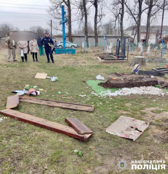 Vendetta per gelosia: un uomo ha danneggiato la tomba di un militare nella regione di Zhytomyr