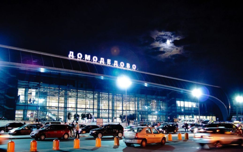 Droni hanno attaccato l'aeroporto Domodedovo di Mosca: sono comparsi video di esplosioni e incendi