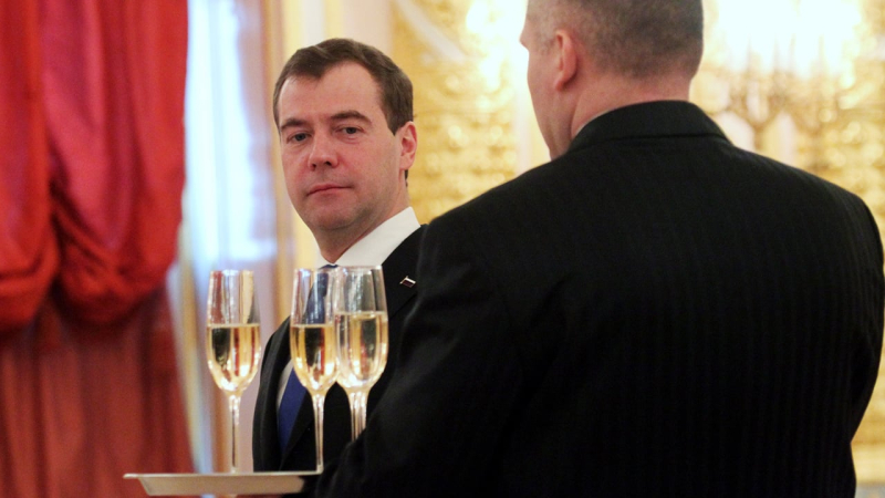 Elezioni in Russia 2024: perché è uno spettacolo per il mondo e chi sta creando l’illusione della “competizione” per Putin<em>Dmitry Medvedev/Foto: Getty Images</em></p>
<p>Sotto il mandato di Medvedev in Russia, “i primi raggi di democrazia cominciarono a farsi strada”. Le persone non avevano paura di esprimere le proprie opinioni e spesso si riunivano per protestare. Tuttavia, Putin non era soddisfatto di questo comportamento della popolazione, quindi, tornando ad essere presidente, iniziò a reprimere i movimenti di opposizione ed eliminare gli oppositori che rappresentavano una vera minaccia per la sua carriera.</p>
<p>Nell'aprile 2021, Vladimir Putin ha modificato la Costituzione della Federazione Russa, azzerando i suoi termini presidenziali, il che gli consente di candidarsi alla presidenza fino alla fine del 2036.</p>
<blockquote>
<p>– Come scherzano Russia — Questa è l’elezione per il resto della vita di Putin. Finché sarà fisicamente e psicologicamente in grado di governare la Russia, ha sottolineato l'esperto.</p>
</blockquote>
<h2 style=