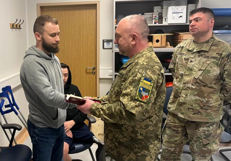 Il comandante delle forze di terra Pavlyuk ha visitato i soldati ucraini feriti in Germania