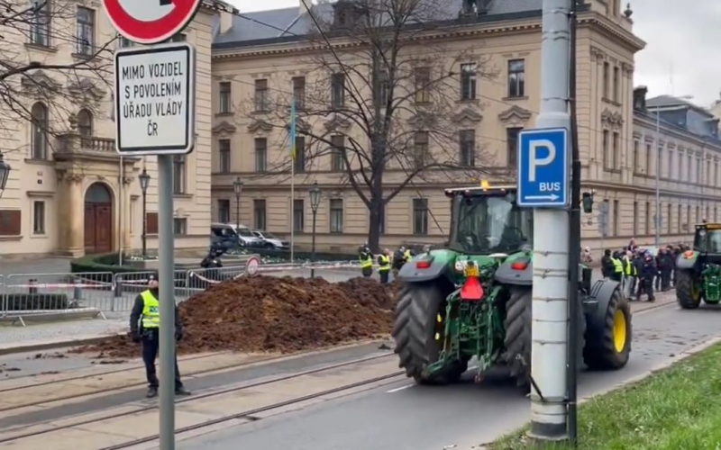 Contadini cechi hanno ammucchiato mucchi di letame davanti al palazzo del governo a Praga: foto