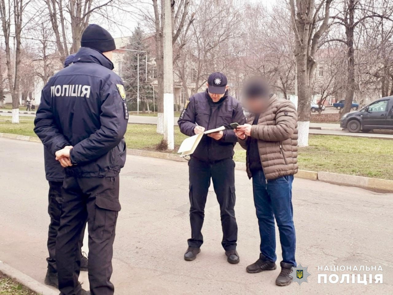 Passanti nella regione di Odessa hanno trovato un uomo assassinato in uniforme