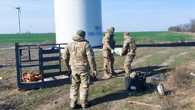 Bombardamento della regione di Mykolaiv: l'unità combattente di Shahed è rimasta bloccata nell'elica di un mulino a vento