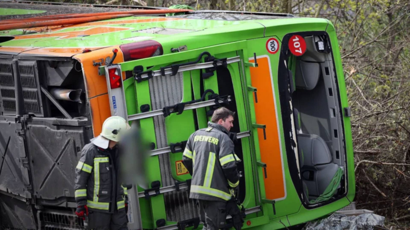 In Germania, un autobus Flixbus si è ribaltato vicino a Lipsia : di almeno 5 morti