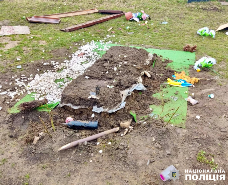 Revenge due alla gelosia: un uomo ha danneggiato la tomba di un militare nella regione di Zhytomyr