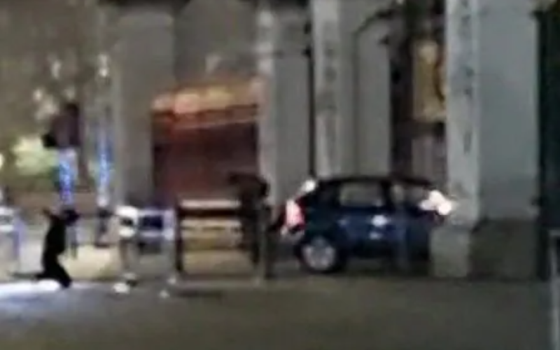 Uomo in a un'auto ha speronato i cancelli di Buckingham Palace – dettagli