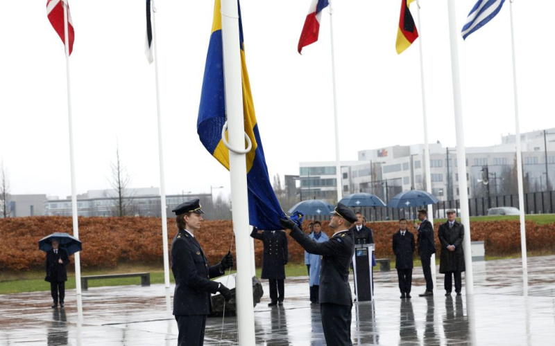 La bandiera blu e gialla della Svezia è stata ufficialmente issata davanti al quartier generale della NATO (video)