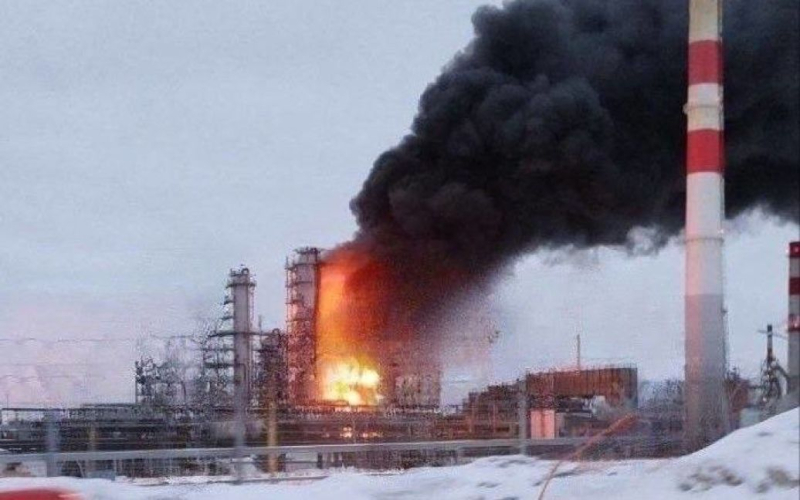 Bruciava intensamente: gli UAV hanno attaccato contemporaneamente due depositi di petrolio in Russia (foto, video)