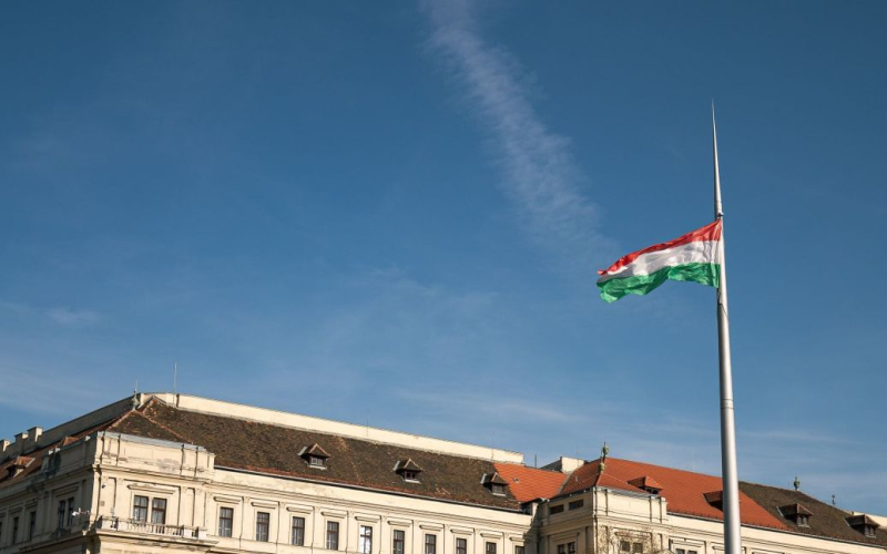 Gli Stati Uniti hanno avvertito l'Ungheria dalle “strette relazioni” con la Russia” /></p>
<p><strong>L’ambasciatore degli Stati Uniti in Ungheria ha affermato che Budapest sta adottando misure che “non possono essere ignorate”.</strong></p>
<p >Il L'ambasciatore degli Stati Uniti in<strong>Ungheria</strong>David Pressman ha messo in guardia Budapest dai pericoli derivanti da una stretta collaborazione con il regime russo.</p>
<p>Lo riferisce <strong>Radio Liberty</strong>.< /strong> p> </p>
<p>Pressman ha affermato che l'Ungheria è un alleato di lunga data ma sta facendo cose che minano la credibilità di Budapest, preoccupazioni condivise dagli alleati NATO dell'Ungheria e che “non possono essere ignorate”.</p>
<p>La preoccupazione si concentra su un governo “inflessibile che tratta gli Stati Uniti come un 'avversario' mentre prende decisioni politiche che lo isolano sempre più da amici e alleati”, ha detto.</p>
<p>Il diplomatico ha sottolineato che gli Stati Uniti ” Non possiamo ignorare il presidente dell'Assemblea nazionale ungherese che sostiene che la guerra di Putin in Ucraina è in realtà 'guidata dagli Stati Uniti.'”</p>
<p>“Non possiamo capire né essere d'accordo che il Primo Ministro definisca gli Stati Uniti come Il “principale avversario” dell'Ungheria, ha spiegato l'ambasciatore.</p>
<p>Egli ha osservato che gli alleati stanno mettendo in guardia l'Ungheria dai pericoli di strette relazioni con Mosca, ma se ci sarà ancora una decisione politica da parte delle autorità ungheresi, allora “dobbiamo decidere come proteggere al meglio i nostri interessi in materia di sicurezza”. /p> </p>
<p>L'ambasciatore ha inoltre ricordato che Budapest ha ripetutamente invitato gli Stati Uniti e gli altri alleati a smettere di aiutare l'Ucraina a difendersi dagli aggressori russi.</p>
<p>“Anche gli Stati Uniti vogliono la pace. porre fine a questa guerra. Ma la proposta dell'Ungheria non è vera”, ha detto il diplomatico.</p>
<p>L'ambasciatore degli Stati Uniti ha detto che gli Stati Uniti vogliono migliorare le relazioni con l'Ungheria, ma Budapest non ha ancora acconsentito.</p>
<p>Ricordiamo che è stato precedentemente riferito che martedì <strong>l'Ungheria ha convocato l'ambasciatore degli Stati Uniti dopo la dichiarazione del leader americano Joe Biden secondo cui il primo ministro ungherese Viktor Orban “punta alla dittatura”.</strong></p >
<p>Inoltre, abbiamo precedentemente informato che<strong>l'Ungheria è contraria alla nomina di Rutte a segretario generale della NATO </strong>.</p>
<h4>Argomenti simili:</h4>
<p>Altre notizie</p>
<!-- AddThis Advanced Settings above via filter on the_content --><!-- AddThis Advanced Settings below via filter on the_content --><!-- AddThis Advanced Settings generic via filter on the_content --><!-- AddThis Related Posts below via filter on the_content --><div class=