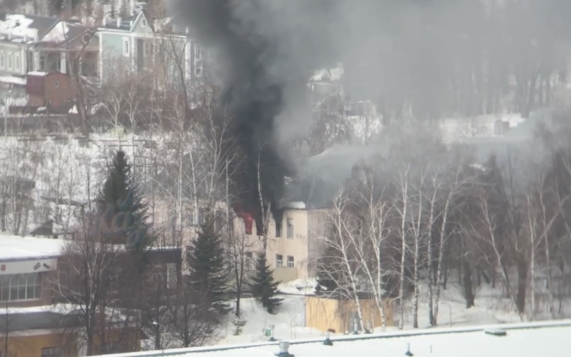 Un comando di carro armato sta bruciando nella scuola di Kazan (video)