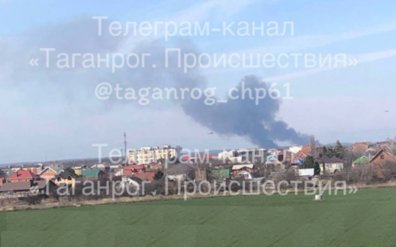 B Le reti hanno riferito che un aereo si è schiantato a Taganrog: foto