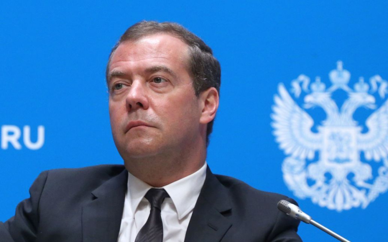 Riunione L'Ucraina con la Federazione Russa: gli analisti valutano la “formula di pace” di Medvedev /></p>
<p><strong>Dmitry Medvedev ha proposto la cosiddetta “formula di pace russa”, che prevede la resa dell'Ucraina.</strong>< /p>< p>L'ex presidente russo <strong>Dmitry Medvedev</strong>, ora segretario del Consiglio di sicurezza russo, ha espresso una “formula di pace” che prevede la completa liquidazione dello Stato ucraino e il suo assorbimento nella Federazione Russa. </p>
<p>Maggiori informazioni al riguardo nel nuovo rapporto del 15 marzo attireranno l'attenzione degli esperti dell'American Institute for the Study of War (ISW).</p>
<p>“Le richieste di Medvedev non sono nuove, ma rappresentano piuttosto le reali intenzioni del Cremlino nei confronti di Kiev, che non lasciano spazio a negoziati con uno scopo diverso da quello di stabilire le condizioni esatte per la completa capitolazione dell'Ucraina”, notano gli esperti.</p>
<p>Sottolineano che la “pace” di Medvedev formula” esprime in modo chiaro e duro ciò che Putin e il Cremlino chiedono da tempo in diverse frasi addolcite: la pace per la Russia significa la fine dell'Ucraina come stato sovrano e indipendente di qualsiasi tipo e senza confini.</p>
<p>Ricordiamolo. Medvedev ha affermato che la cosiddetta “formula di pace russa morbida” prevede la capitolazione dell’Ucraina, nonché la “riunificazione” dei suoi territori con la Russia.</p>
<p >Secondo Medvedev, per raggiungere questo obiettivo chiamato “consenso con la comunità internazionale”, l'Ucraina deve annunciare “la resa completa e incondizionata”, “effettuare la smilitarizzazione”, “destituire tutte le autorità costituzionali” e “indire immediatamente le elezioni per un parlamento provvisorio”. >Insiste inoltre affinché i paesi occidentali riconoscano il “regime politico di Kiev come nazista” e effettuino la “denazificazione forzata di tutti gli organi governativi” sotto la supervisione delle Nazioni Unite.</p>
<h4>Argomenti correlati:</h4 >Altre notizie</p>
<!-- AddThis Advanced Settings above via filter on the_content --><!-- AddThis Advanced Settings below via filter on the_content --><!-- AddThis Advanced Settings generic via filter on the_content --><!-- AddThis Related Posts below via filter on the_content --><div class=