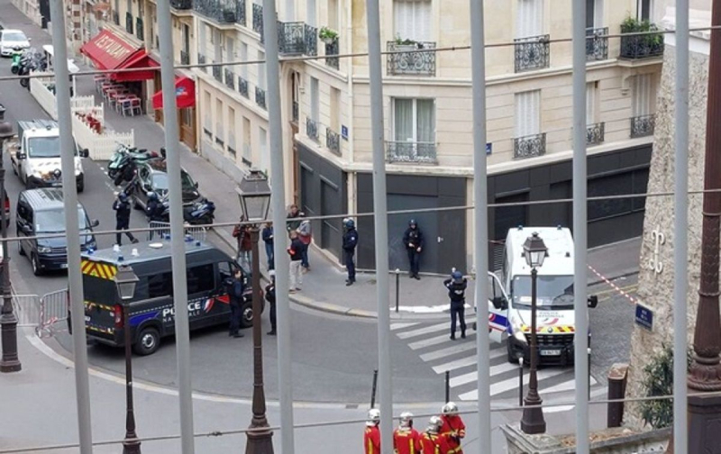 Un uomo con esplosivo ha fatto irruzione nel consolato iraniano a Parigi per 