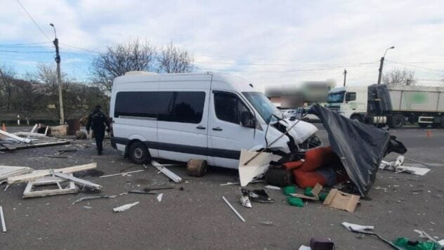 Vicino a Lutsk, un minibus si è schiantato contro un posto di blocco: un poliziotto e un volontario sono rimasti feriti