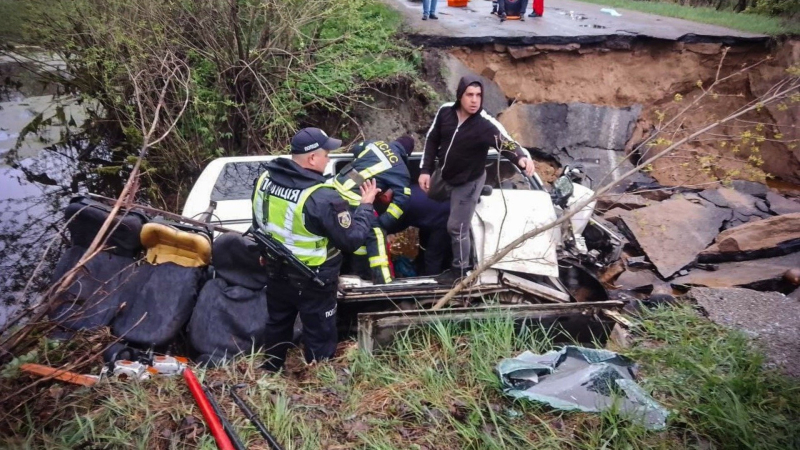 Nella regione di Kiev, un minibus è caduto nel baratro: due morti, sette feriti 