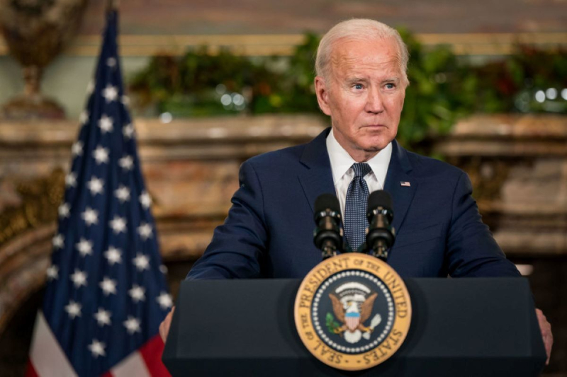 Biden è stato mostrato il momento della firma di una legge con miliardi a sostegno dell'Ucraina