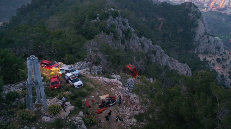 In Turchia, una cabina della funivia con 8 persone a bordo è caduta su un dirupo in Turchia: video dal scena