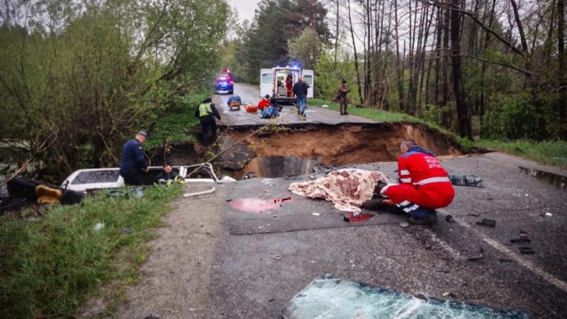 Nella regione di Kiev, un minibus è caduto nell'abisso: due morti, sette feriti