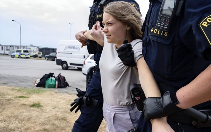 Greta Thunberg veniva arrestata dalla polizia dell'Aia due volte al giorno: ciò che è noto