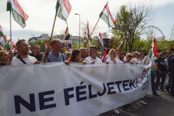 Molte migliaia di proteste a Budapest stanno guadagnando slancio: gli ungheresi chiedono le dimissioni di Orban