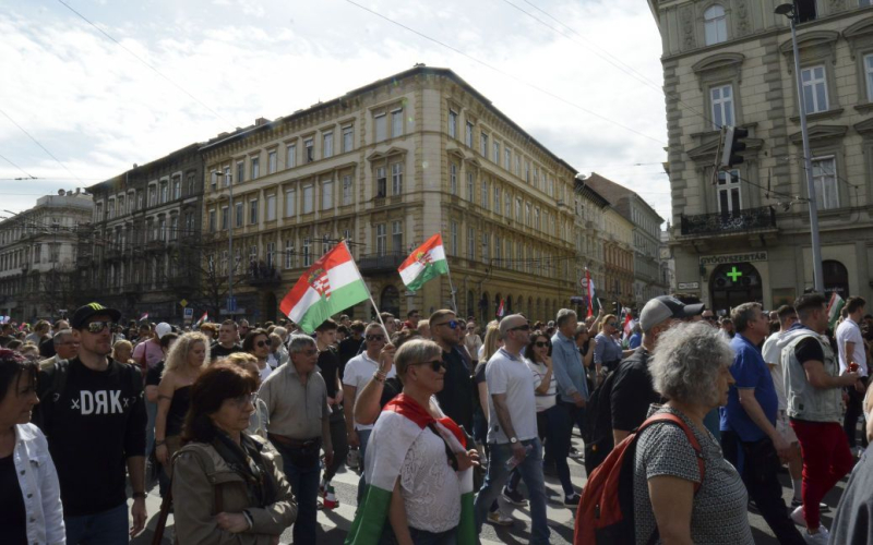 Le proteste di molte migliaia di persone a Budapest stanno guadagnando slancio: gli ungheresi chiedono le dimissioni di Orban