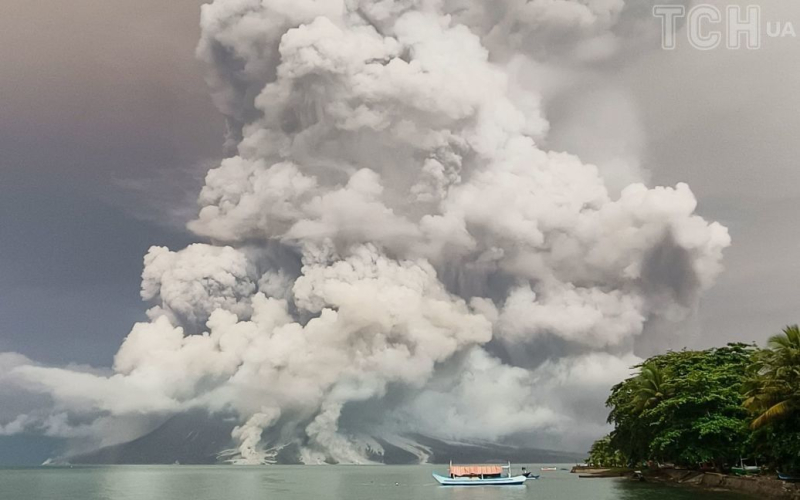 È stato annunciato il massimo livello di allerta: un vulcano ha eruttato di nuovo in Indonesia