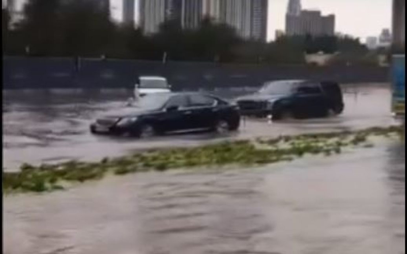 Forti acquazzoni negli Emirati Arabi Uniti: strade trasformate in fiumi impetuosi (video)