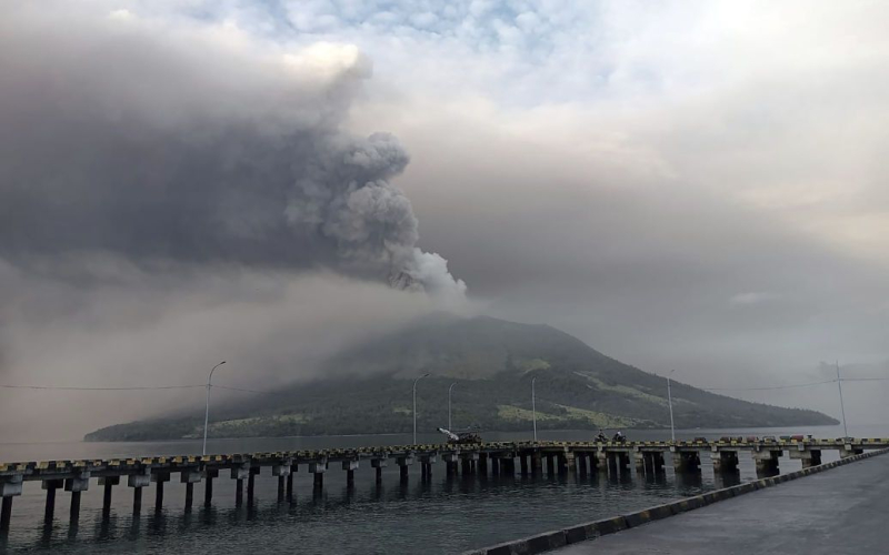 È iniziato in Indonesia eruzione vulcanica: migliaia di persone evacuate