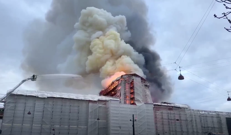  La storica Borsa, che ha più di 400 anni, ha preso fuoco a Copenaghen (foto)