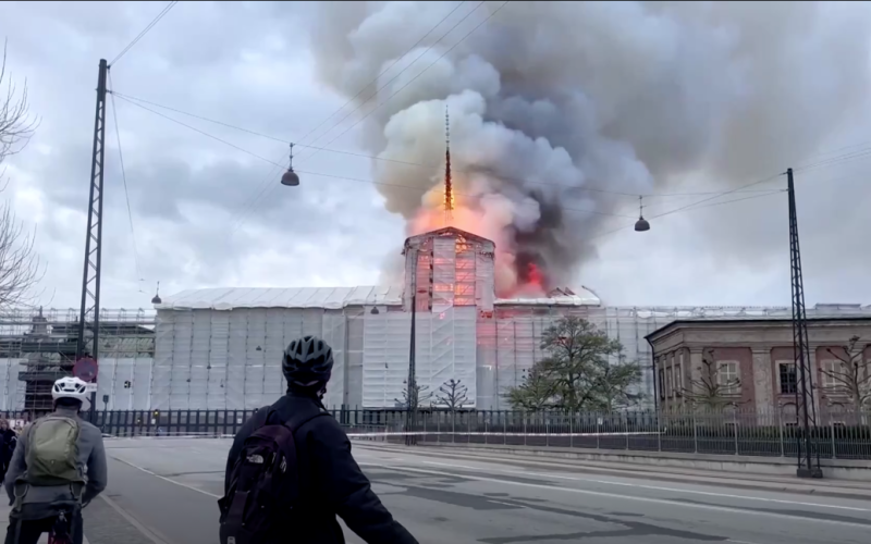 La storica Borsa di Copenaghen, che ha più di 400 anni, ha preso fuoco (foto)