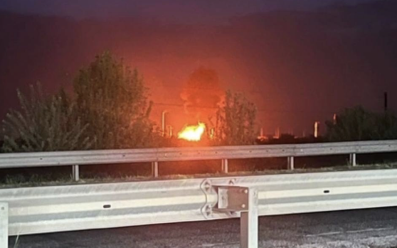 Nel territorio di Krasnodar, dopo un attacco di droni, una raffineria di petrolio sta bruciando violentemente (video)