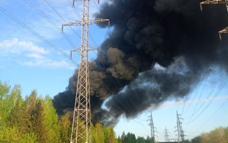 B In Russia, è scoppiato un incendio vicino allo stabilimento automobilistico KamAZ &mdash video /></p>
<p><strong>I russi parlano di un presunto incendio di spazzatura vicino allo stabilimento.</strong></p>
<p; >Nella città di Naberezhnye Chelny (Tatarstan, <strong>Russia</strong> =) la mattina del 28 aprile è scoppiato un incendio vicino allo stabilimento KamAZ.</p>
<p>Il video dell'incendio è stato distribuito da canali Telegram locali.</p>
<p>In un primo momento, i russi hanno scritto che l'incendio è scoppiato nello stabilimento di assemblaggio di automobili KamAZ, ma in seguito Internet ha affermato che la spazzatura avrebbe preso fuoco vicino allo stabilimento.</p>
<p >Durante l'incendio si sono viste nel cielo colonne di fumo nere. Un'ora dopo, i vigili del fuoco hanno spento l'incendio.</p>
<p>KAMAZ è il più grande produttore russo di camion e automobili, trattori e componenti. L'azienda è il principale fornitore di attrezzature automobilistiche per l'esercito di occupazione russo.</p>
<p>Ricordiamo che il Ministero della Difesa russo ha annunciato un altro attacco con droni contro obiettivi nella Federazione Russa nella notte del 28 aprile. <strong>Il governatore della regione di Kaluga ha affermato che dei droni sono caduti vicino a un deposito petrolifero.</strong></p>
<h4>Argomenti simili:</h4>
<p>Altre notizie</p>
<!-- AddThis Advanced Settings above via filter on the_content --><!-- AddThis Advanced Settings below via filter on the_content --><!-- AddThis Advanced Settings generic via filter on the_content --><!-- AddThis Related Posts below via filter on the_content --><div class=
