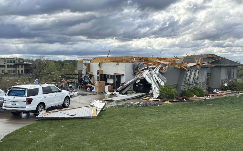 Tornado su larga scala hanno spazzato gli Stati Uniti: foto e video dalle conseguenze terrificanti