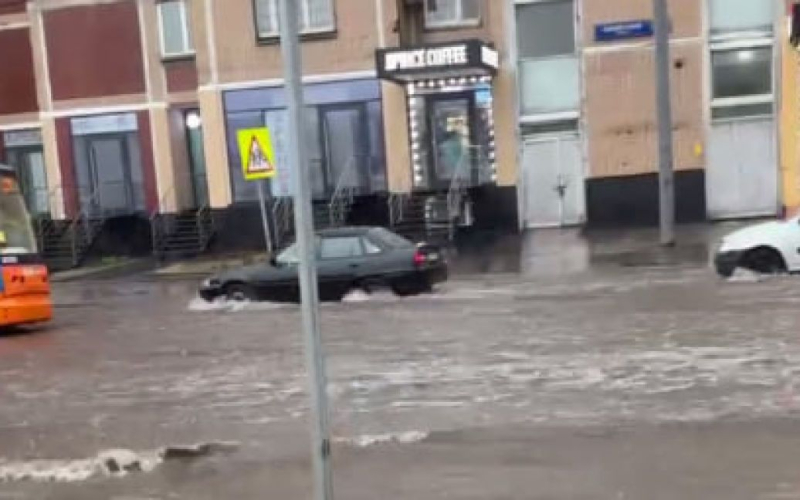 Piusce come diluvia: Forti piogge hanno coperto Mosca (video)