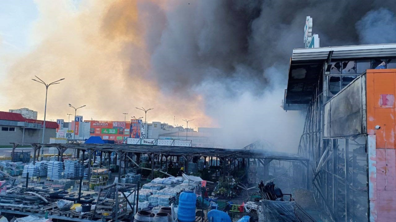 La Federazione Russa ha colpito un centro commerciale a Kharkov: ci sono morti, feriti, molte persone risultano disperse