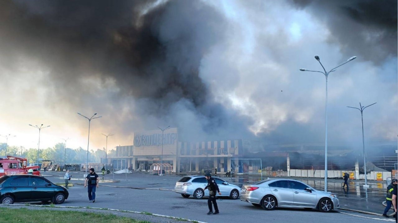 La Federazione Russa ha colpito un centro commerciale a Kharkov: ci sono morti, feriti, molte persone risultano disperse