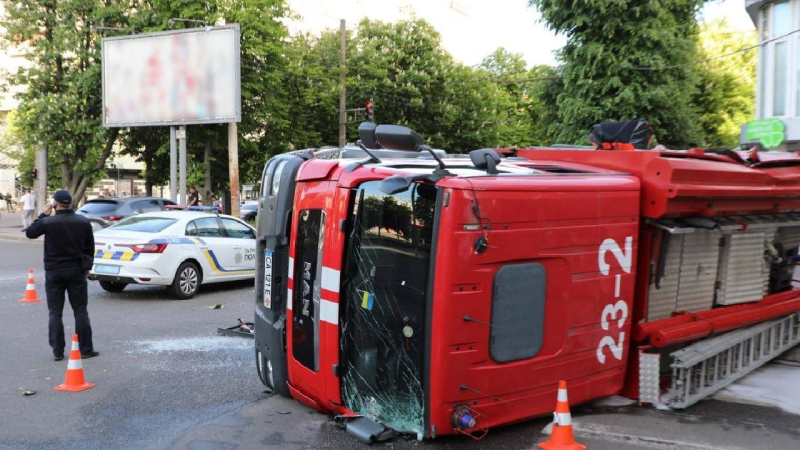 Incidente stradale a Cherkasy: un camion dei pompieri è entrato un filobus, tra le vittime un bambino
