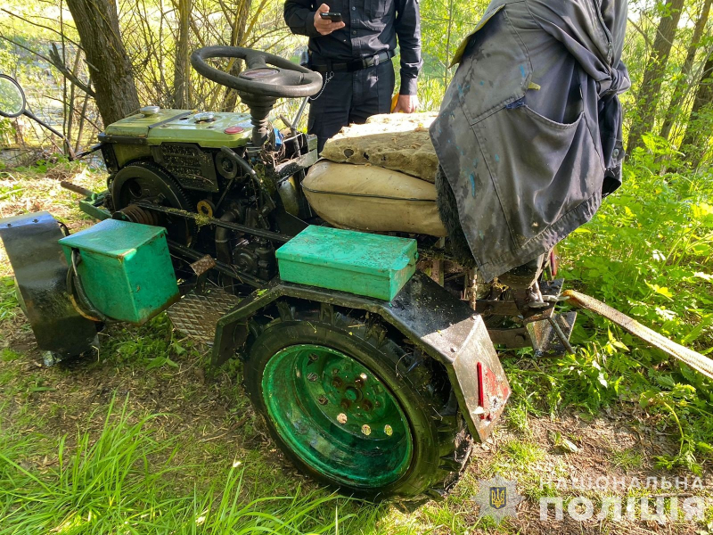 Nella regione di Sumy, un 57enne uomo su un trattore fatto in casa è annegato nel fiume 