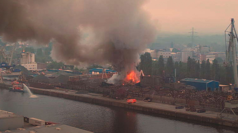 Un mucchio di rottami metallici da 60 tonnellate è in fiamme: ad Amburgo un potente incendio, un'enorme nuvola di fumo si sta diffondendo rapidamente