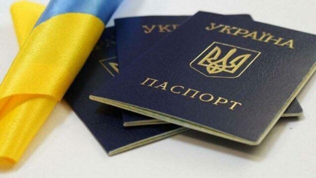 Gli ucraini hanno ripreso parzialmente a rilasciare passaporti all'estero: di chi si occupa