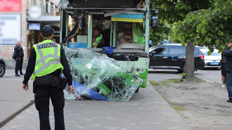 Incidente stradale a Cherkassy: un camion dei pompieri si è scontrato con un filobus, tra le vittime c'era un bambino