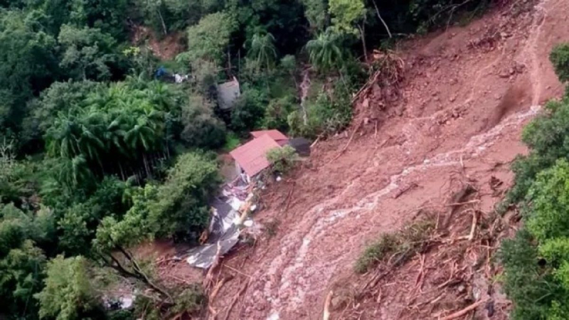 Brasile sott'acqua: centinaia di persone hanno subito inondazioni devastanti persone – filmati inquietanti