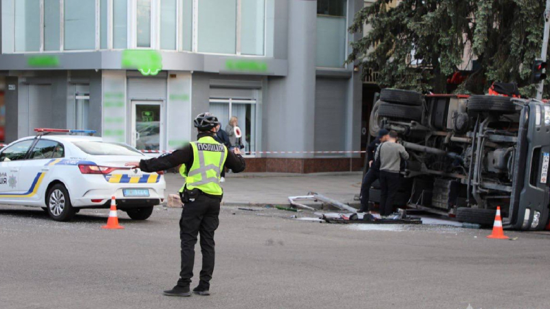 Incidente stradale a Cherkassy: un camion dei pompieri si è scontrato con un filobus, un bambino era tra le vittime