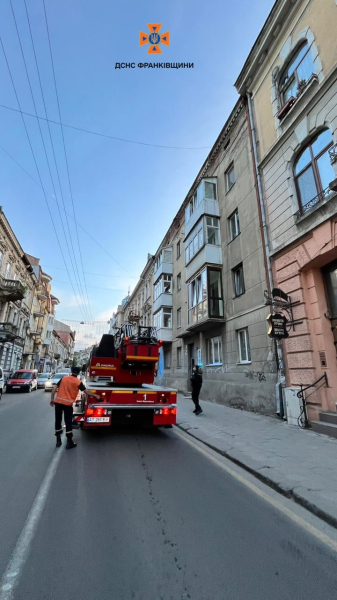 La porta si è chiusa automaticamente: a Ivano-Frankivsk, i soccorritori hanno salvato un bambino da un appartamento chiuso