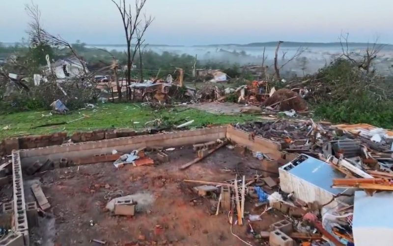 Un potente tornado si è abbattuto sull'Oklahoma: ci sono vittime e distruzioni (video)