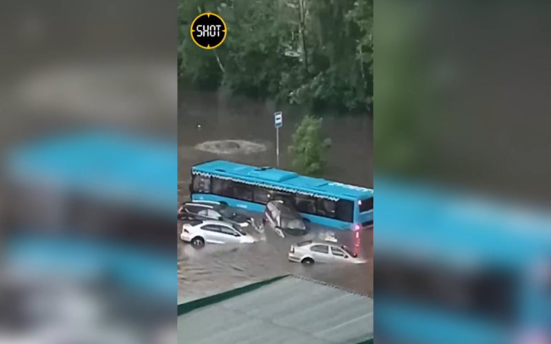 Mosca allagata: le auto stanno annegando nell'acqua per le strade (video)