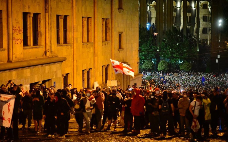 "No Russia!": nel centro di Tbilisi, i manifestanti contro la scandalosa legge hanno bloccato la strada