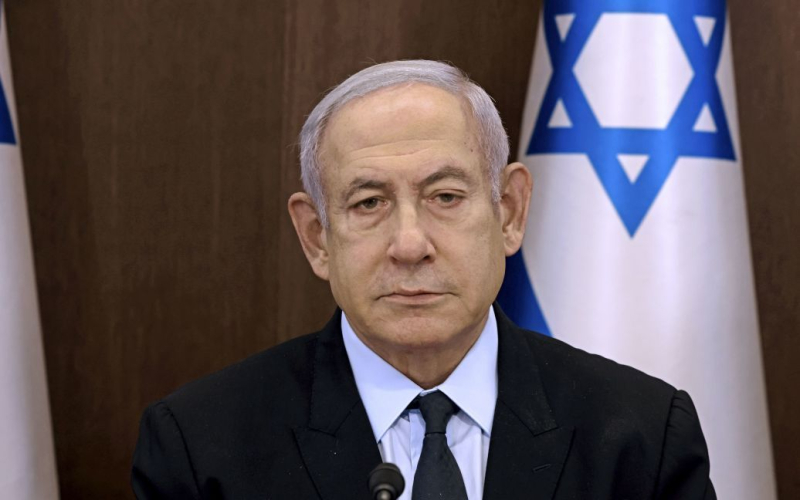 Netanyahu ha dichiarato che Israele affronterà “da solo” Hamas” /></p>
<p><strong>Così, ha risposto alla dichiarazione del presidente degli Stati Uniti sulla sospensione della fornitura di armi.</strong></p>
<p> Prime Il ministro <strong>Israele</strong>Benyamin Netanyahu ha affermato che Israele “rimarrà solo” nella guerra contro il gruppo Hamas, se necessario.</p>
<p>Ha rilasciato tale dichiarazione dopo che il presidente degli Stati Uniti Joe Biden ha affermato che Washington non fornirà più armi israeliane per un'offensiva su vasta scala su Rafah, informa il <strong>Financial Times</strong>.</p>
<p>“Se dobbiamo restare da soli, saremo soli. Se necessario, combatteremo con i nostri chiodi. Ma abbiamo molto di più dei chiodi e con la stessa grandezza di spirito, con l'aiuto di Dio, insieme vinceremo”, ha affermato nella sua dichiarazione.</p>
<p>Inoltre, Netanyahu ha ricordato la fondazione di Israele, affermando che allora il Paese non disponeva di armi.</p>
<p>“Nella Guerra d'Indipendenza di 76 anni fa, eravamo pochi contro molti. Non avevamo armi, c'era un embargo sulle armi contro Israele, ma grazie alla grandezza dello spirito, al coraggio e all'unità tra noi, abbiamo vinto… Oggi siamo molto più forti”, ha detto Netanyahu.</p>
<p>Ricordate , È stato precedentemente riferito che <strong>Biden ha rilasciato una dura dichiarazione nei confronti di Israele durante l'operazione nella città di Rafah</strong>.</p>
<p>Inoltre, abbiamo precedentemente riferito che<strong>gli Stati Uniti sperano che Israele e Hamas concordano un cessate il fuoco</strong>.</p>
<h4>Argomenti correlati:</h4>
<p>Altre notizie</p>
<!-- AddThis Advanced Settings above via filter on the_content --><!-- AddThis Advanced Settings below via filter on the_content --><!-- AddThis Advanced Settings generic via filter on the_content --><!-- AddThis Related Posts below via filter on the_content --><div class=